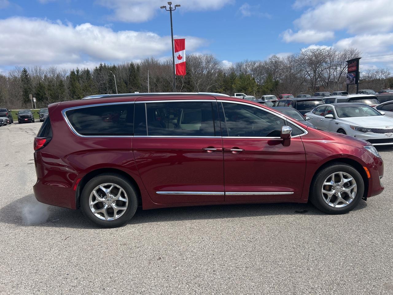 2020 Chrysler Pacifica LIMITED, CLEAN CARFAX, HEATED/ COOLED SEATS! - Photo #7