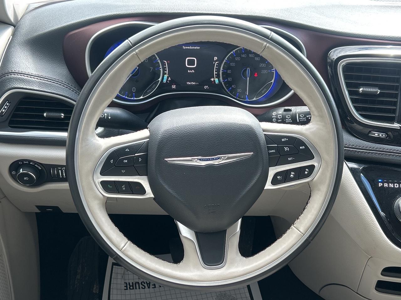 2020 Chrysler Pacifica LIMITED, CLEAN CARFAX, HEATED/ COOLED SEATS! - Photo #12