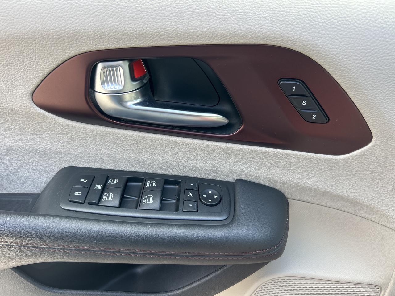 2020 Chrysler Pacifica LIMITED, CLEAN CARFAX, HEATED/ COOLED SEATS! - Photo #15