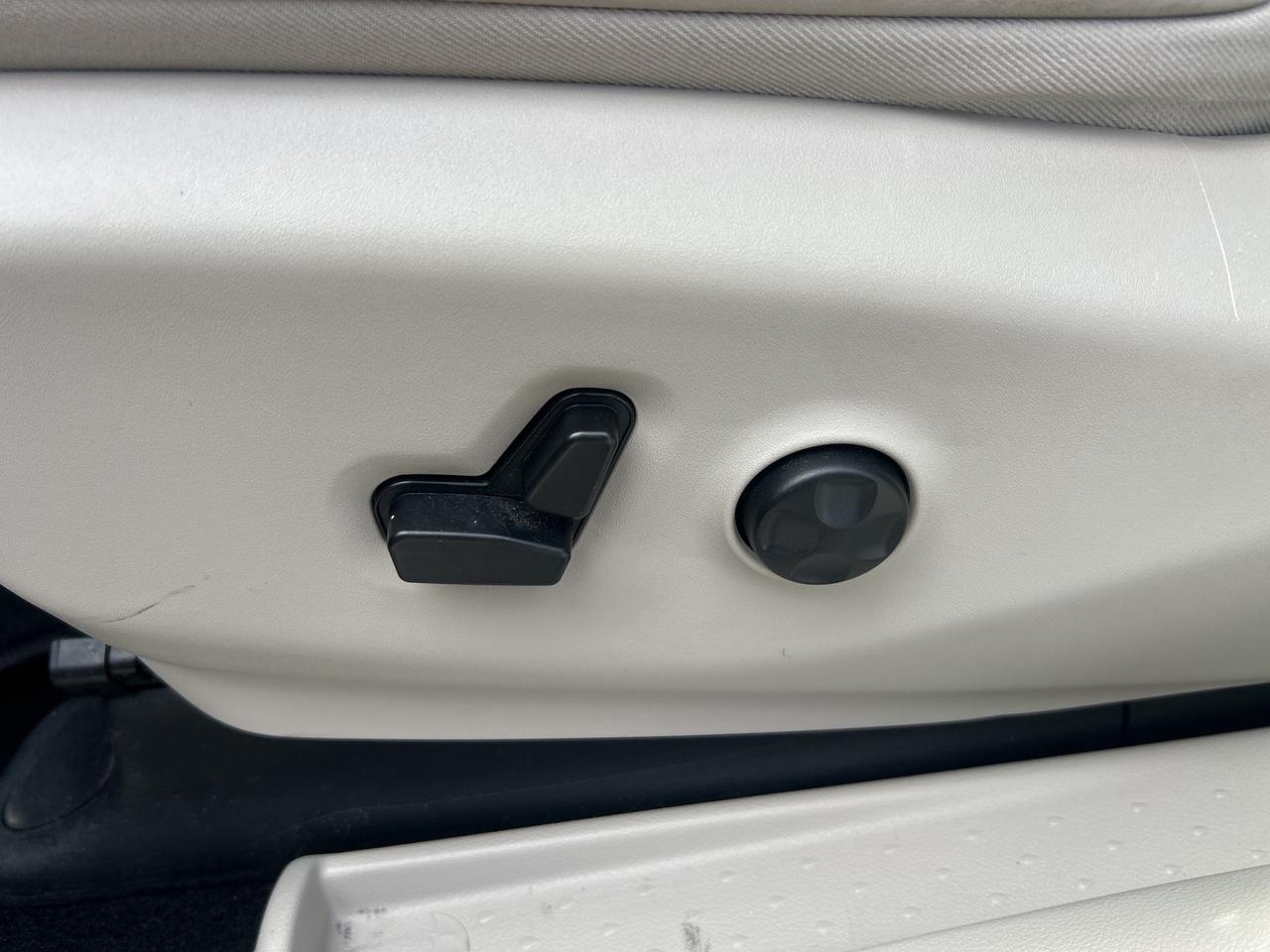 2020 Chrysler Pacifica LIMITED, CLEAN CARFAX, HEATED/ COOLED SEATS! - Photo #16