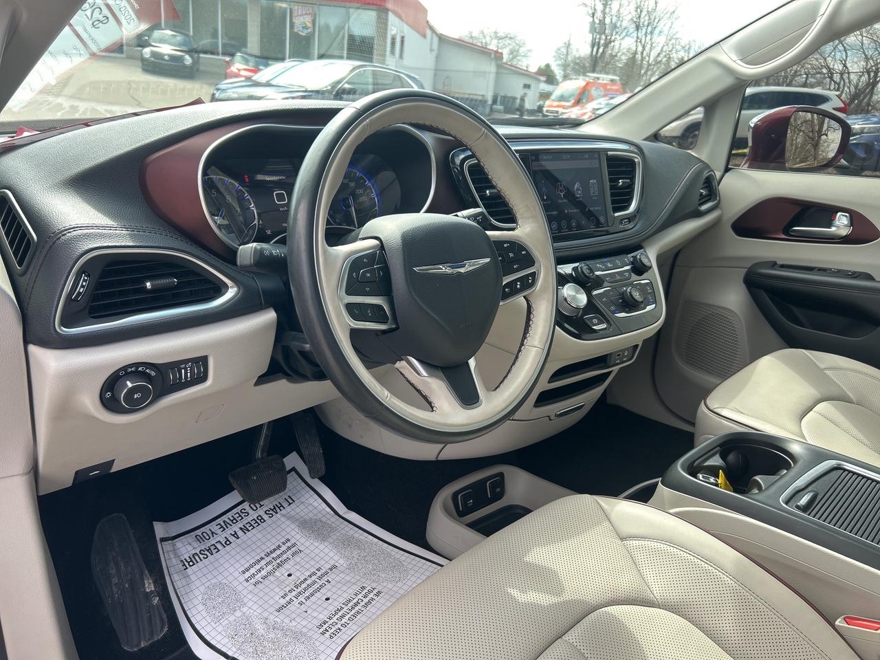 2020 Chrysler Pacifica LIMITED, CLEAN CARFAX, HEATED/ COOLED SEATS! - Photo #13