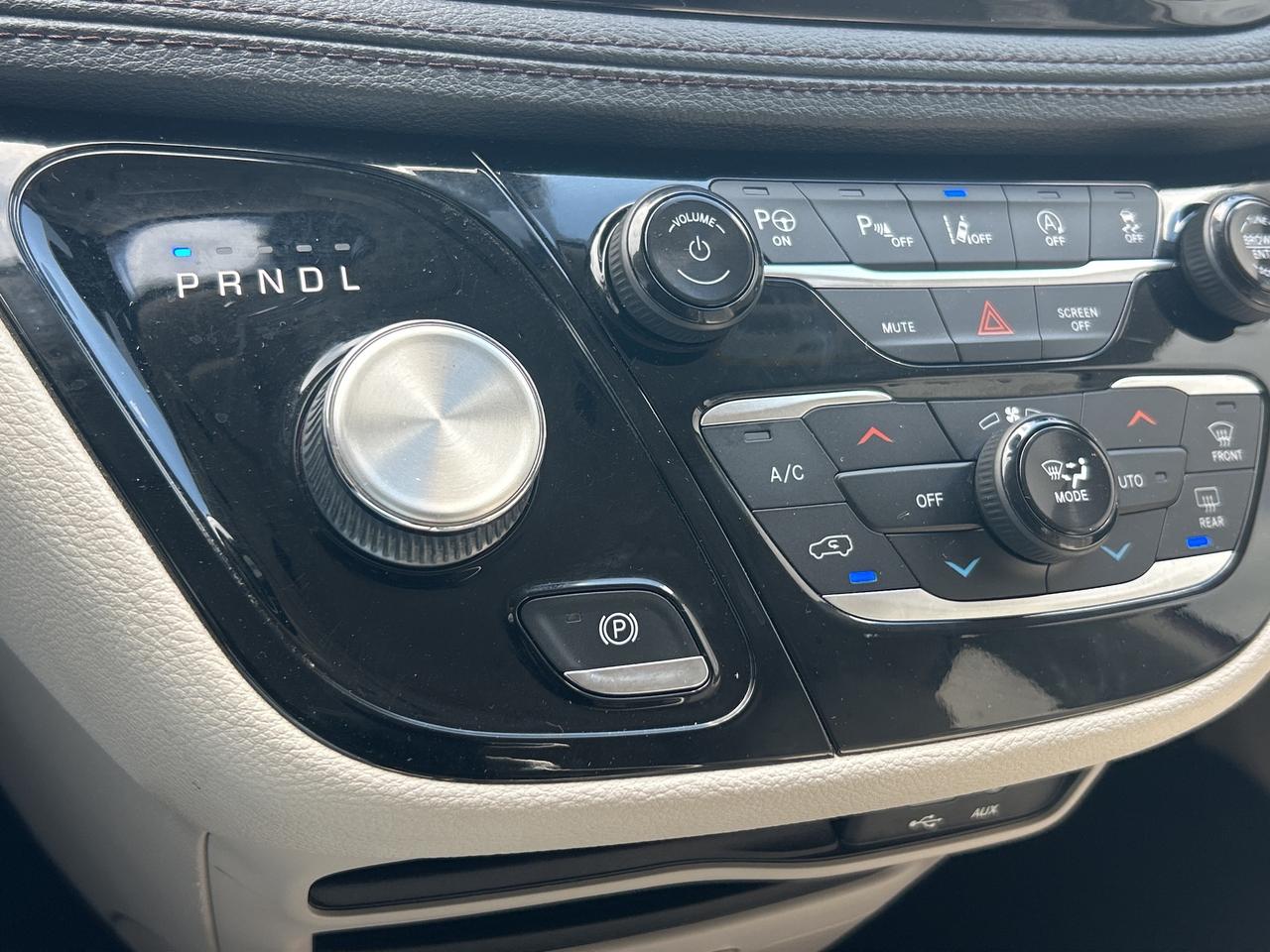 2020 Chrysler Pacifica LIMITED, CLEAN CARFAX, HEATED/ COOLED SEATS! - Photo #18