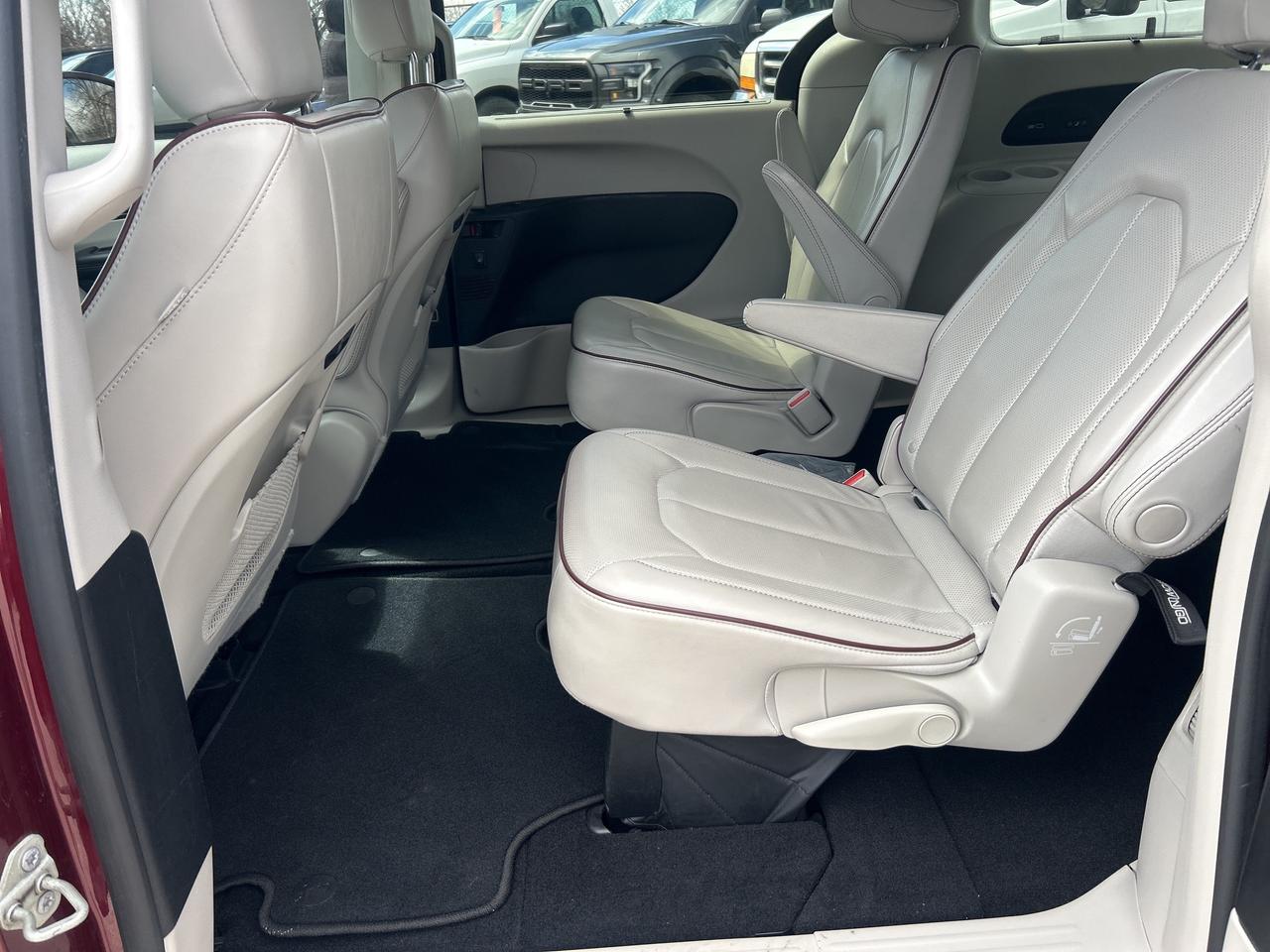 2020 Chrysler Pacifica LIMITED, CLEAN CARFAX, HEATED/ COOLED SEATS! - Photo #22