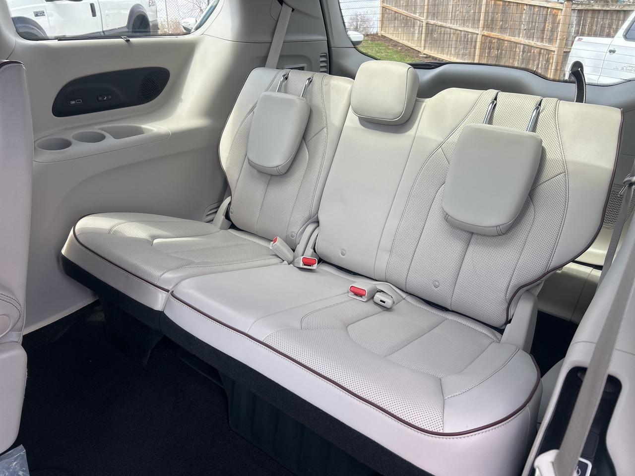 2020 Chrysler Pacifica LIMITED, CLEAN CARFAX, HEATED/ COOLED SEATS! - Photo #23