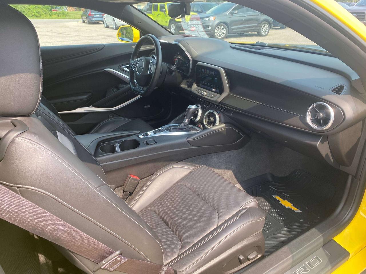 2017 Chevrolet Camaro 2LT, 6 CYL, SUNROOF, REMOTE START, CLEAN CARFAX! Photo