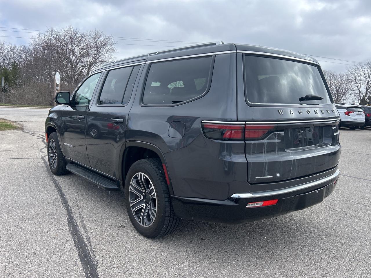 2022 Jeep Wagoneer SERIES III, CLEAN CARFAX, REAR DVD'S, 8 PASSENGER! - Photo #4