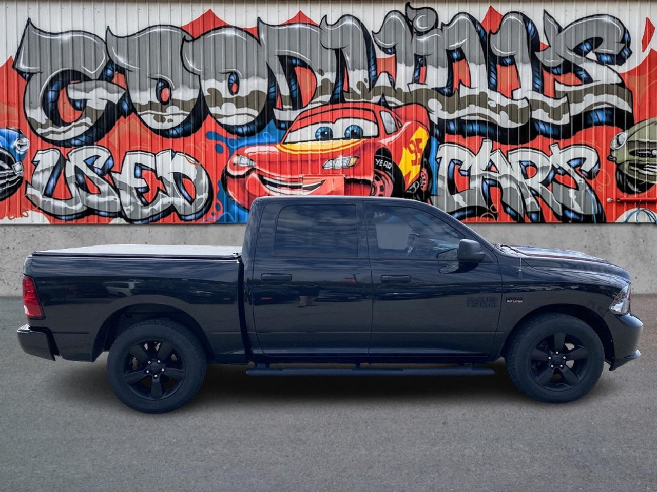2017 RAM 1500 CLASSIC EXPRESS, CLEAN CARFAX, 4X4, 6 PASSENGER! - Photo #1