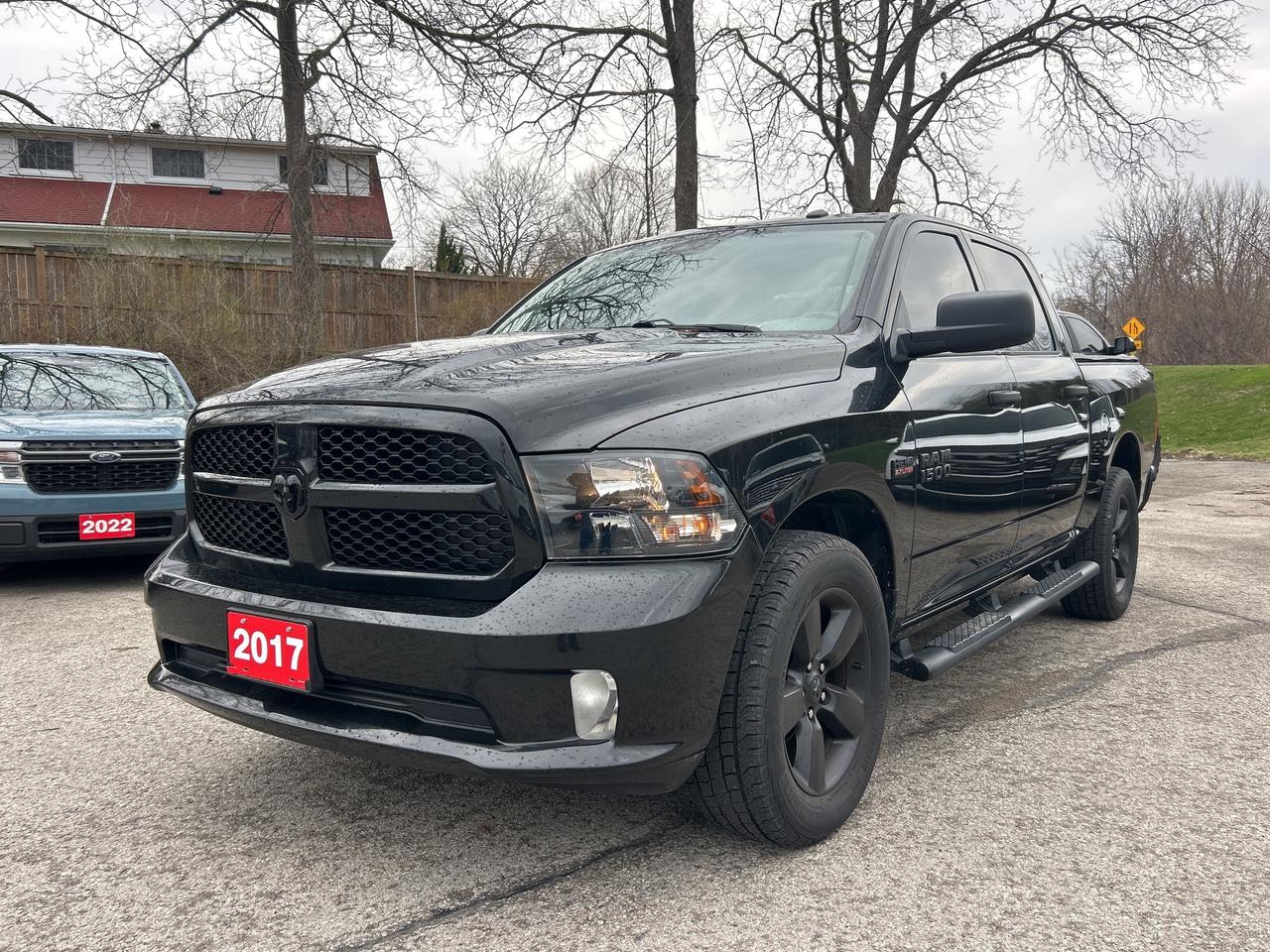 2017 RAM 1500 CLASSIC EXPRESS, CLEAN CARFAX, 4X4, 6 PASSENGER! - Photo #2