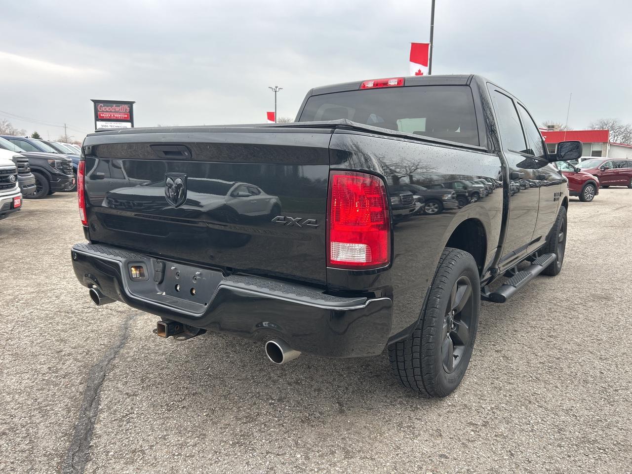 2017 RAM 1500 CLASSIC EXPRESS, CLEAN CARFAX, 4X4, 6 PASSENGER! - Photo #6