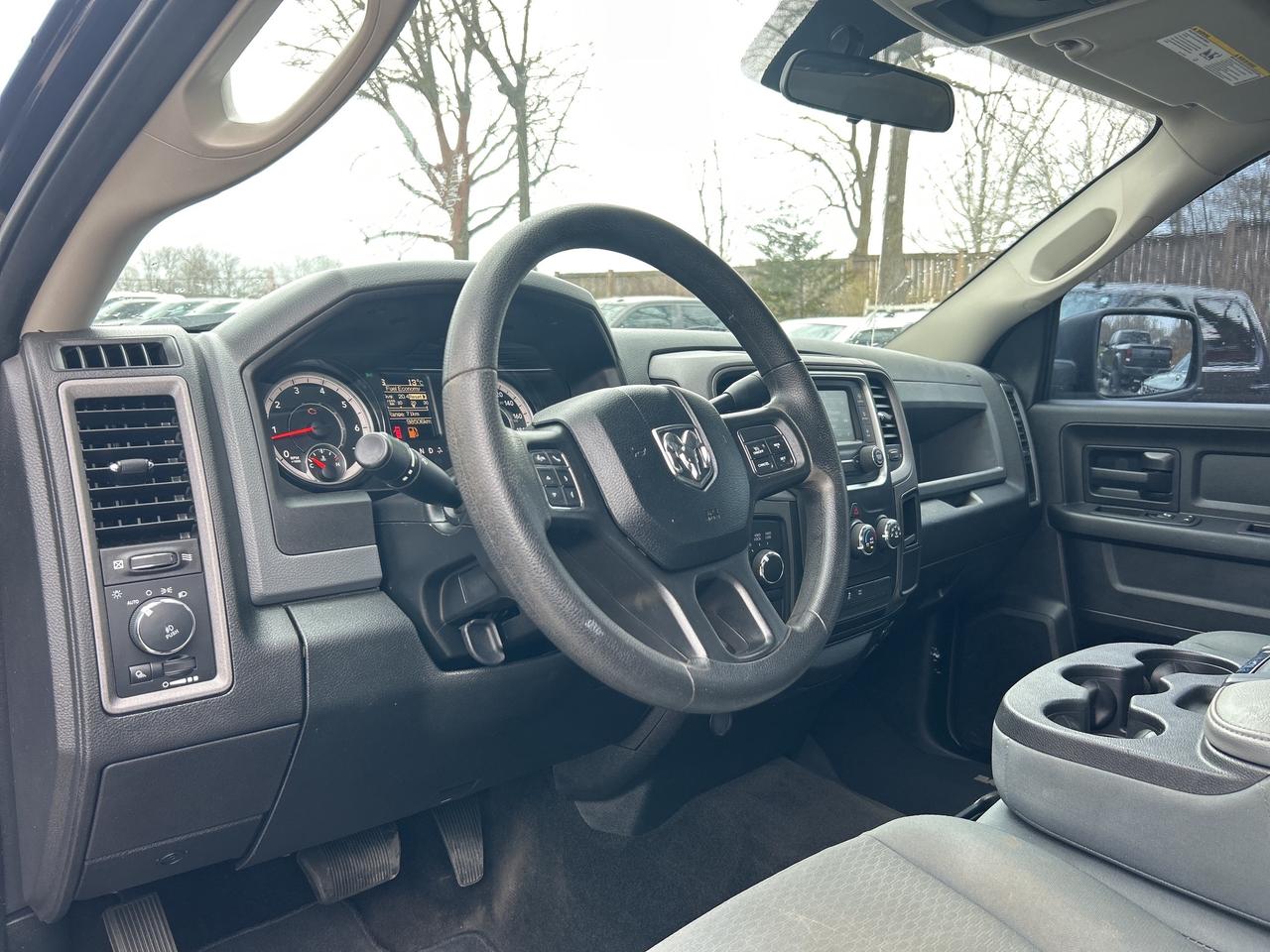 2017 RAM 1500 CLASSIC EXPRESS, CLEAN CARFAX, 4X4, 6 PASSENGER! - Photo #13
