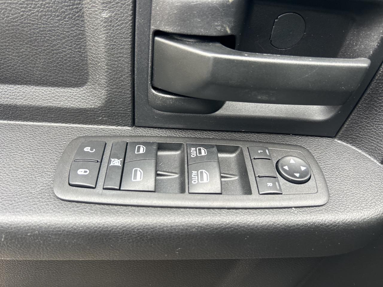 2017 RAM 1500 CLASSIC EXPRESS, CLEAN CARFAX, 4X4, 6 PASSENGER! - Photo #15