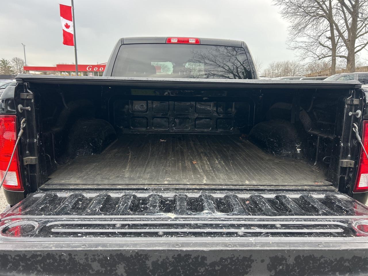 2017 RAM 1500 CLASSIC EXPRESS, CLEAN CARFAX, 4X4, 6 PASSENGER! - Photo #20