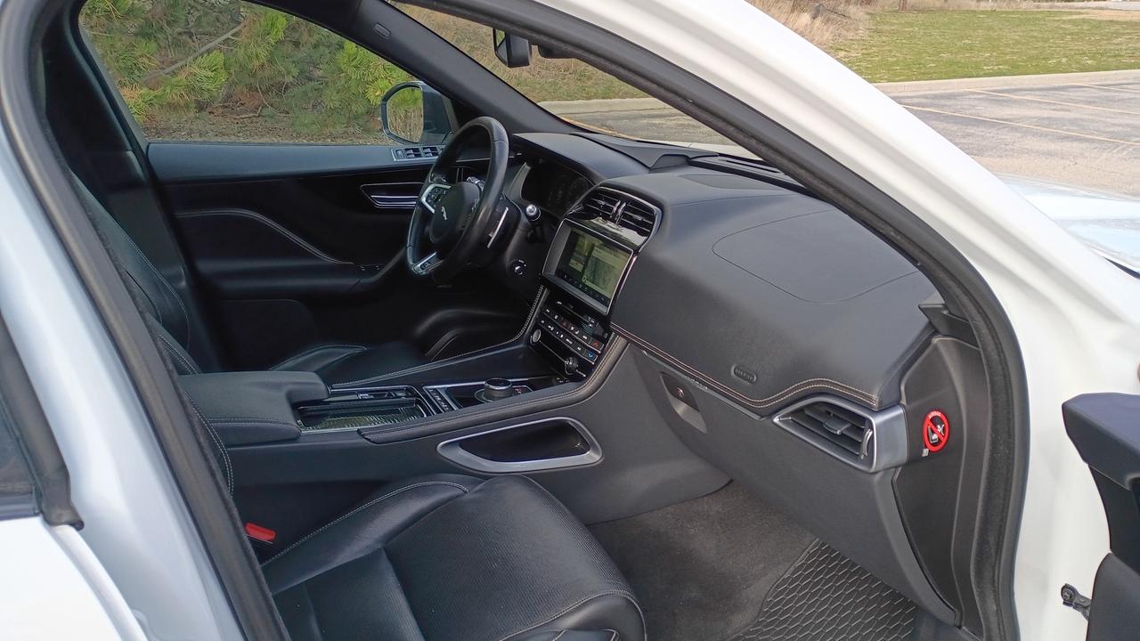 2018 Jaguar F-PACE 20d R-Sport Photo