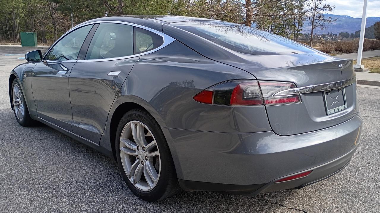 2013 Tesla Model S SIGNATURE Photo2