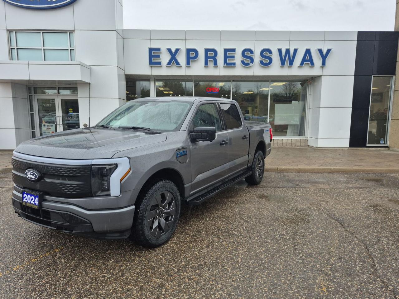2024 Ford F-150 Lightning XLT, STANDARD RANGE BATTERY, 20'S, TAILGATE STEP! Photo1