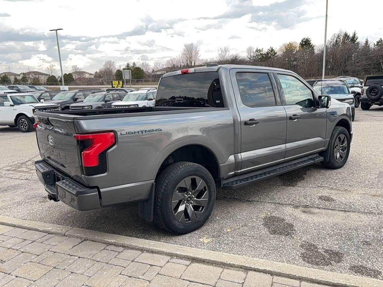 2024 Ford F-150 Lightning STANDARD RANGE BATTERY! MAX TOW AND PRO POWER! Photo4
