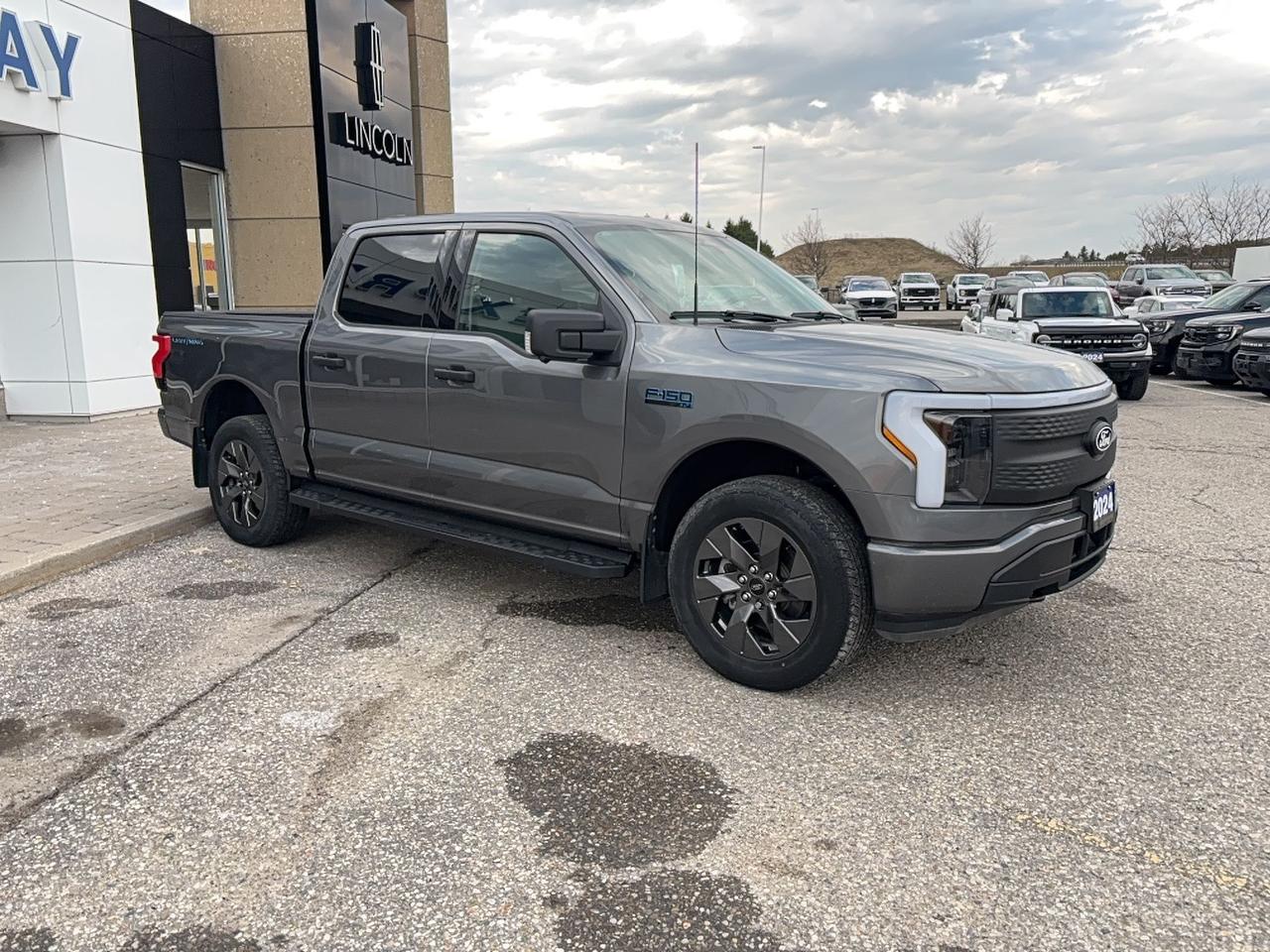 2024 Ford F-150 Lightning STANDARD RANGE BATTERY! MAX TOW AND PRO POWER! Photo2