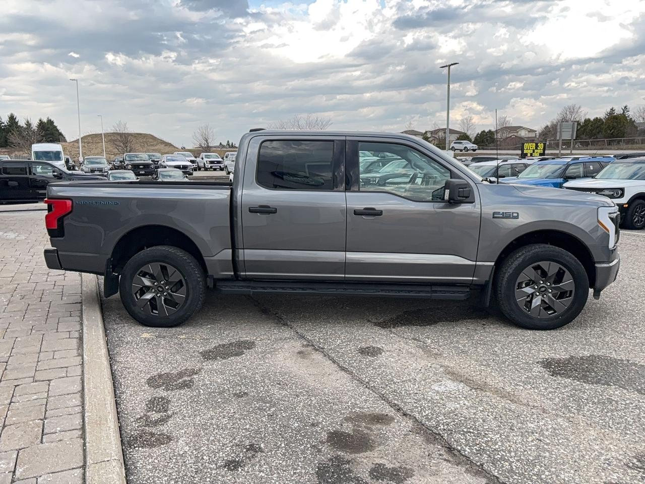 2024 Ford F-150 Lightning STANDARD RANGE BATTERY! MAX TOW AND PRO POWER! Photo