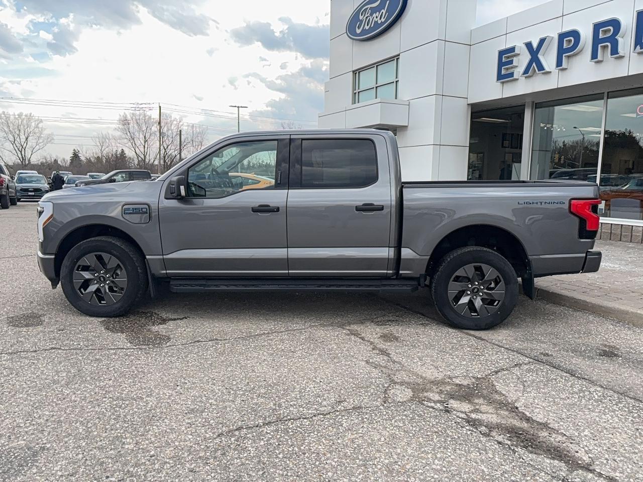2024 Ford F-150 Lightning STANDARD RANGE BATTERY! MAX TOW AND PRO POWER! Photo