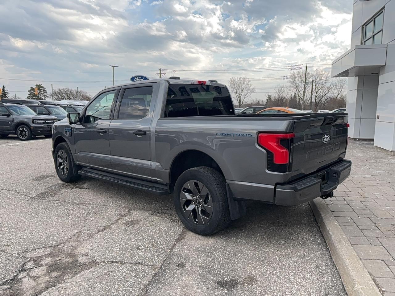 2024 Ford F-150 Lightning STANDARD RANGE BATTERY! MAX TOW AND PRO POWER! Photo