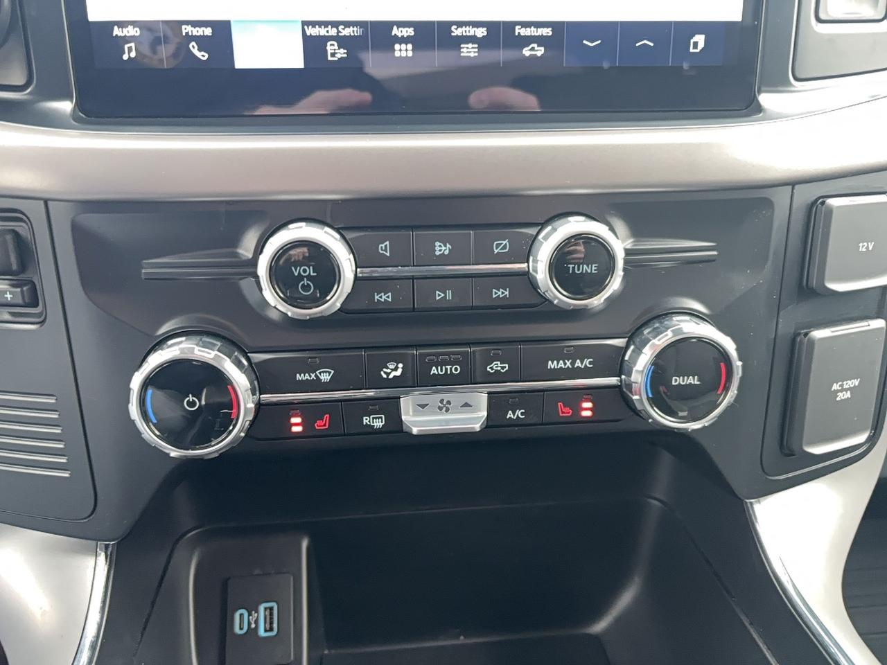 2024 Ford F-150 Lightning STANDARD RANGE BATTERY! MAX TOW AND PRO POWER! Photo