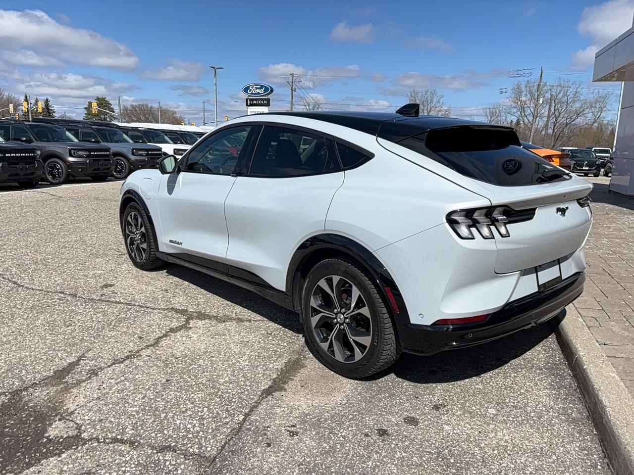 2021 Ford Mustang Mach-E EXTENDED RANGE BATTERY! 19" RIMS, AWD! Photo