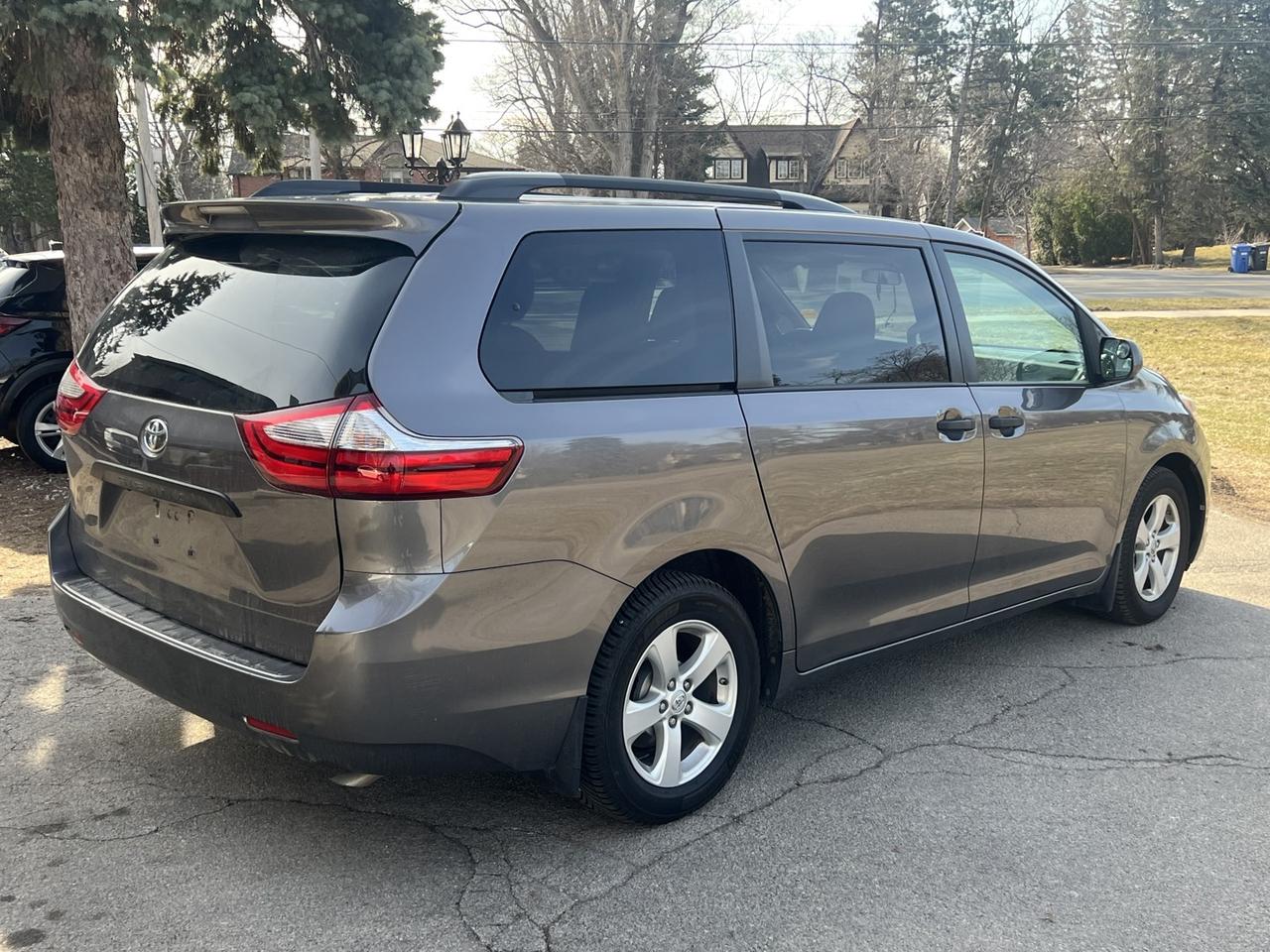 2017 Toyota Sienna L 7-PASSENGER Photo4