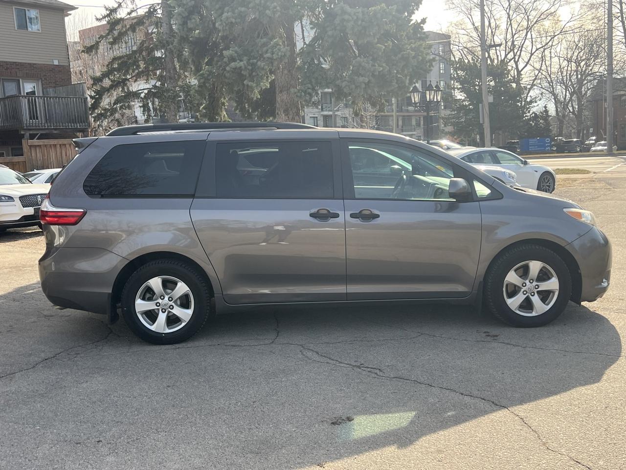 2017 Toyota Sienna L 7-PASSENGER Photo3