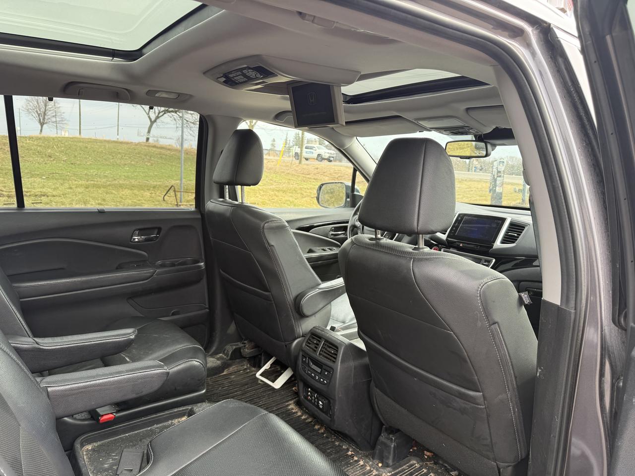 2018 Honda Pilot Touring 4x4 panoramic roof and extra winter tires with steel rims Photo