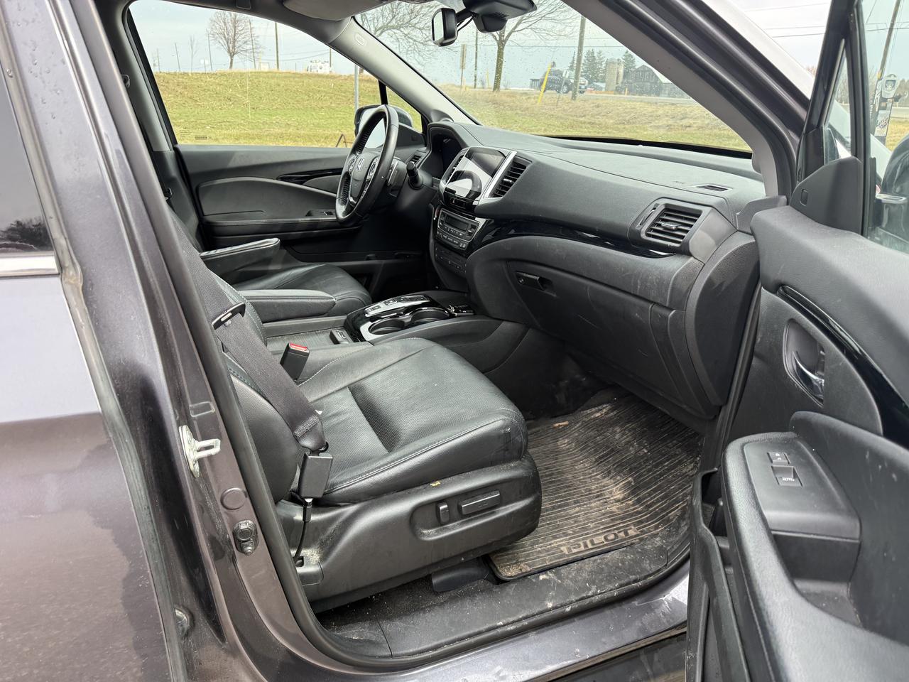 2018 Honda Pilot Touring 4x4 panoramic roof and extra winter tires with steel rims Photo