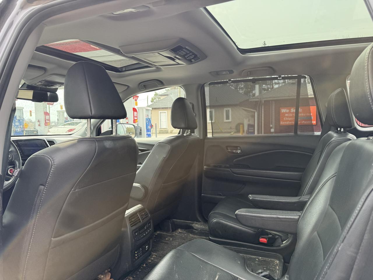 2018 Honda Pilot Touring 4x4 panoramic roof and extra winter tires with steel rims Photo