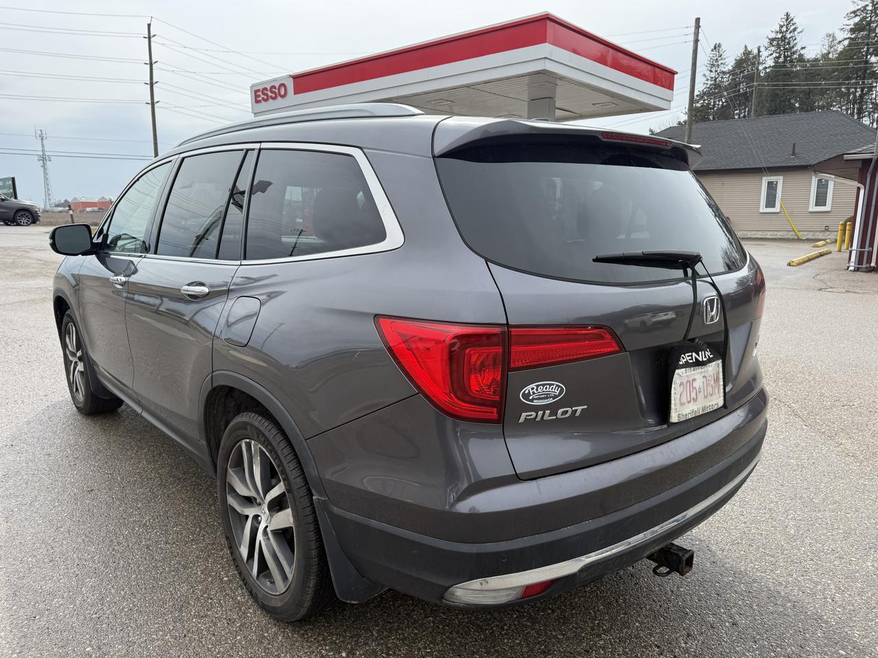 2018 Honda Pilot Touring 4x4 panoramic roof and extra winter tires with steel rims Photo