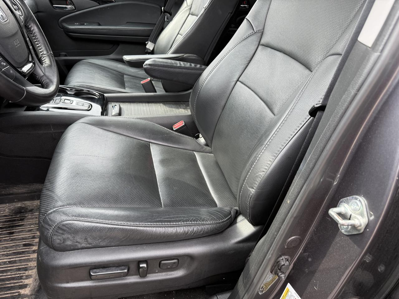 2018 Honda Pilot Touring 4x4 panoramic roof and extra winter tires with steel rims Photo