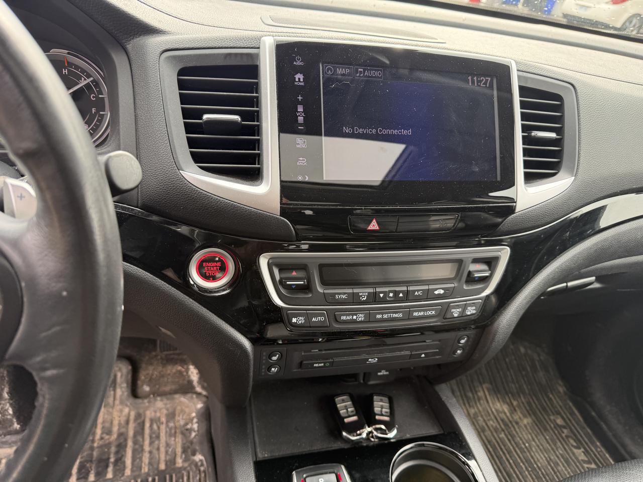 2018 Honda Pilot Touring 4x4 panoramic roof and extra winter tires with steel rims Photo