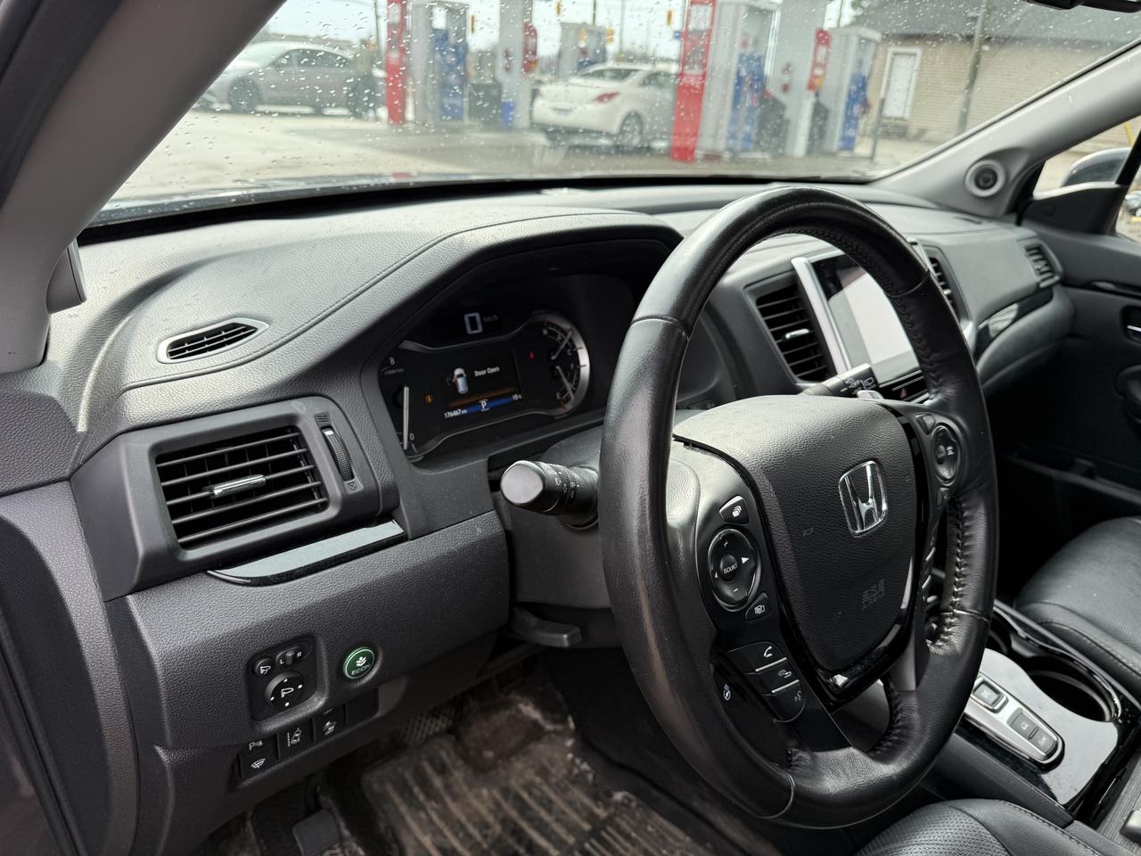 2018 Honda Pilot Touring 4x4 panoramic roof and extra winter tires with steel rims Photo