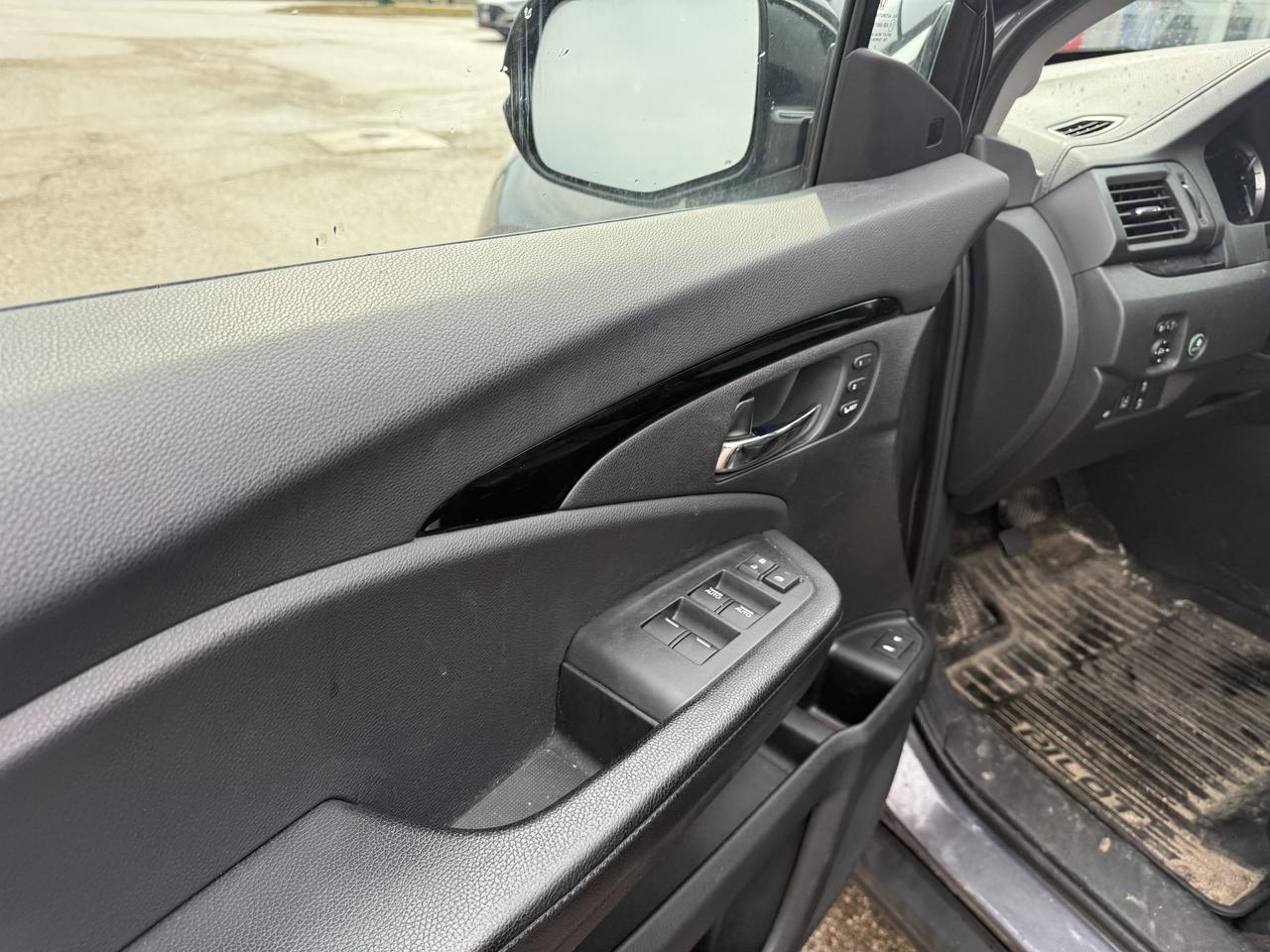 2018 Honda Pilot Touring 4x4 panoramic roof and extra winter tires with steel rims Photo4