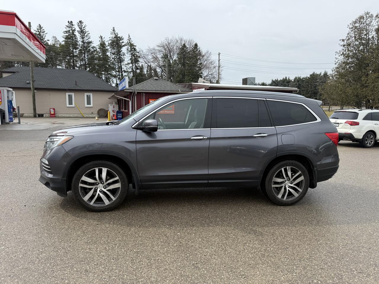2018 Honda Pilot Touring 4x4 panoramic roof and extra winter tires with steel rims Photo3