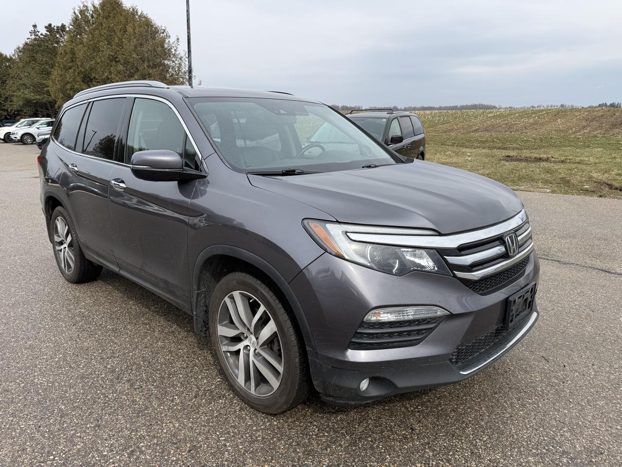 2018 Honda Pilot Touring 4x4 panoramic roof and extra winter tires with steel rims Photo
