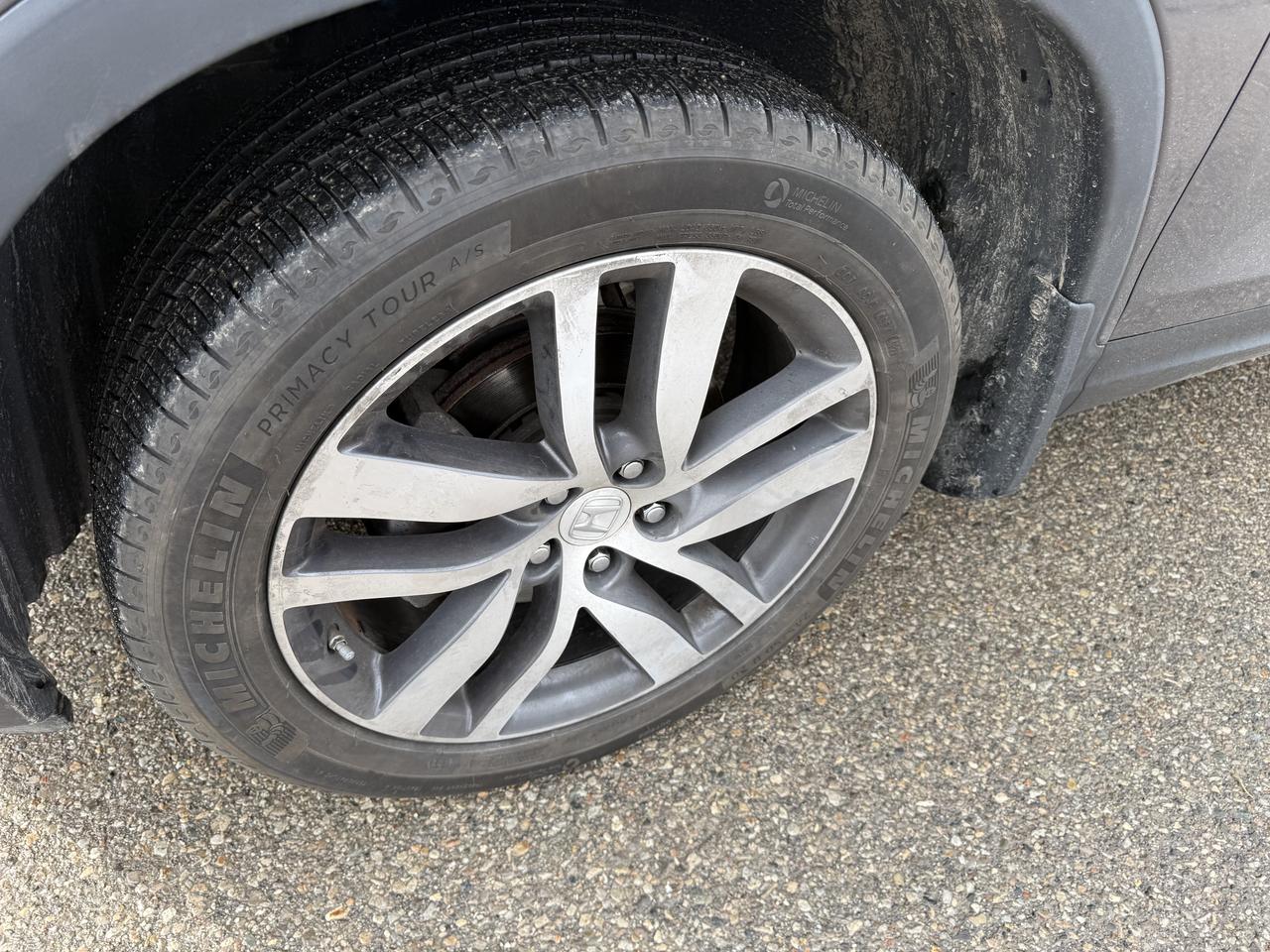 2018 Honda Pilot Touring 4x4 panoramic roof and extra winter tires with steel rims Photo