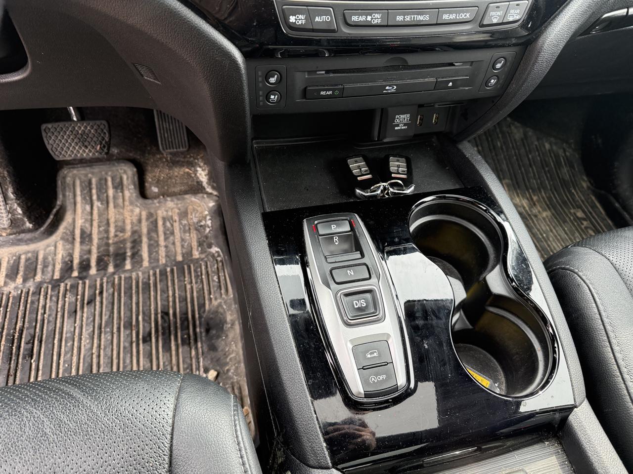 2018 Honda Pilot Touring 4x4 panoramic roof and extra winter tires with steel rims Photo