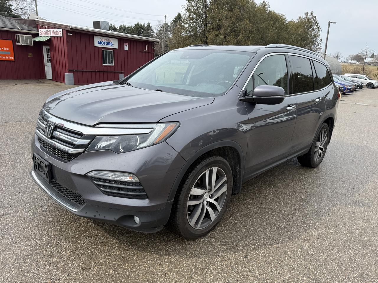 2018 Honda Pilot Touring 4x4 panoramic roof and extra winter tires with steel rims Photo2
