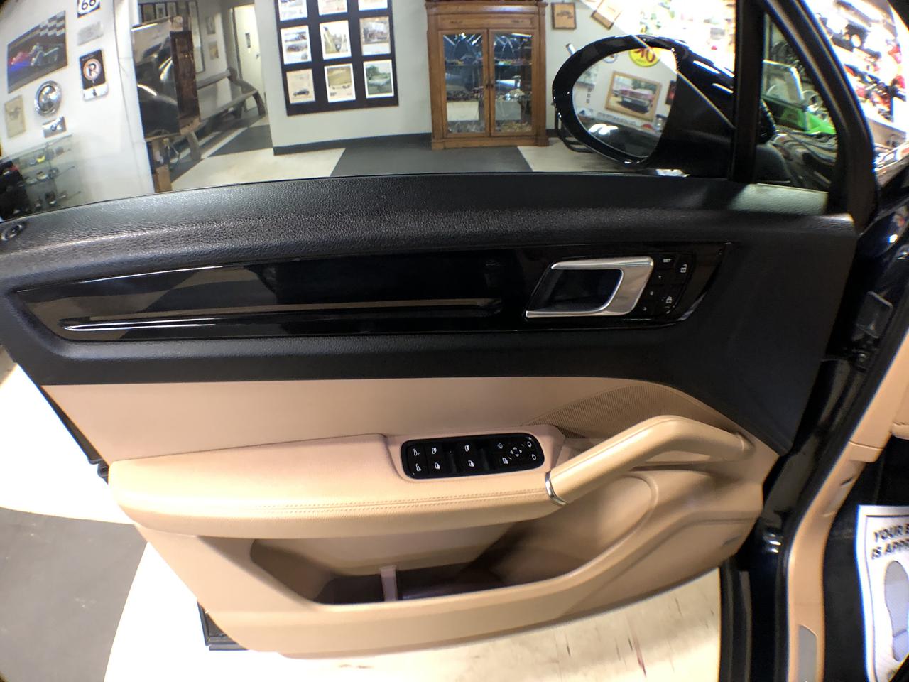 2019 Porsche Cayenne AWD LEATHER PAN/ROOF NAVI B/SPOT L/ASSIST CAMERA Photo