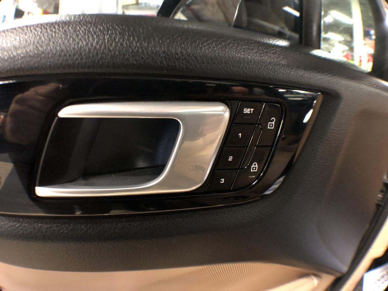 2019 Porsche Cayenne AWD LEATHER PAN/ROOF NAVI B/SPOT L/ASSIST CAMERA Photo