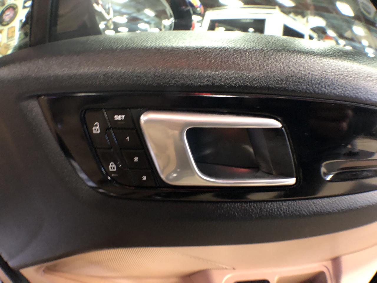 2019 Porsche Cayenne AWD LEATHER PAN/ROOF NAVI B/SPOT L/ASSIST CAMERA Photo
