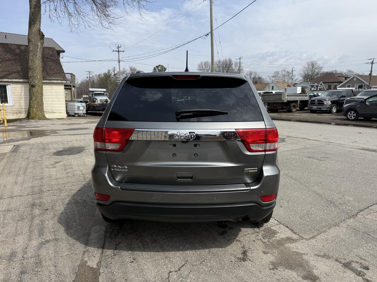 2013 Jeep Grand Cherokee Laredo Photo3
