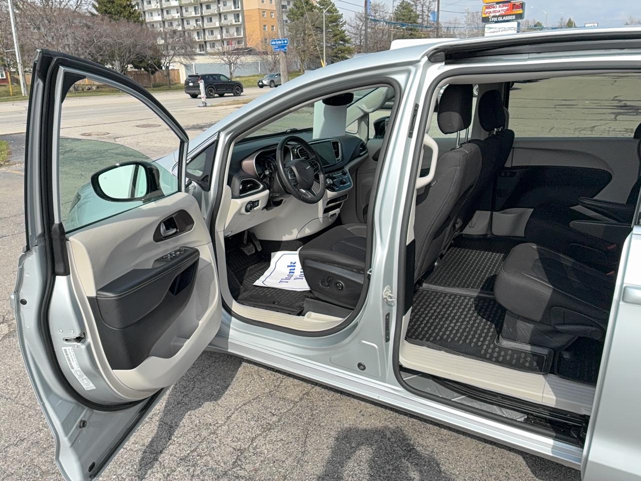 2024 Chrysler Grand Caravan SXT 2WD 7Seater 3.6L6cyl HeatedSeats&SterringWheel Photo