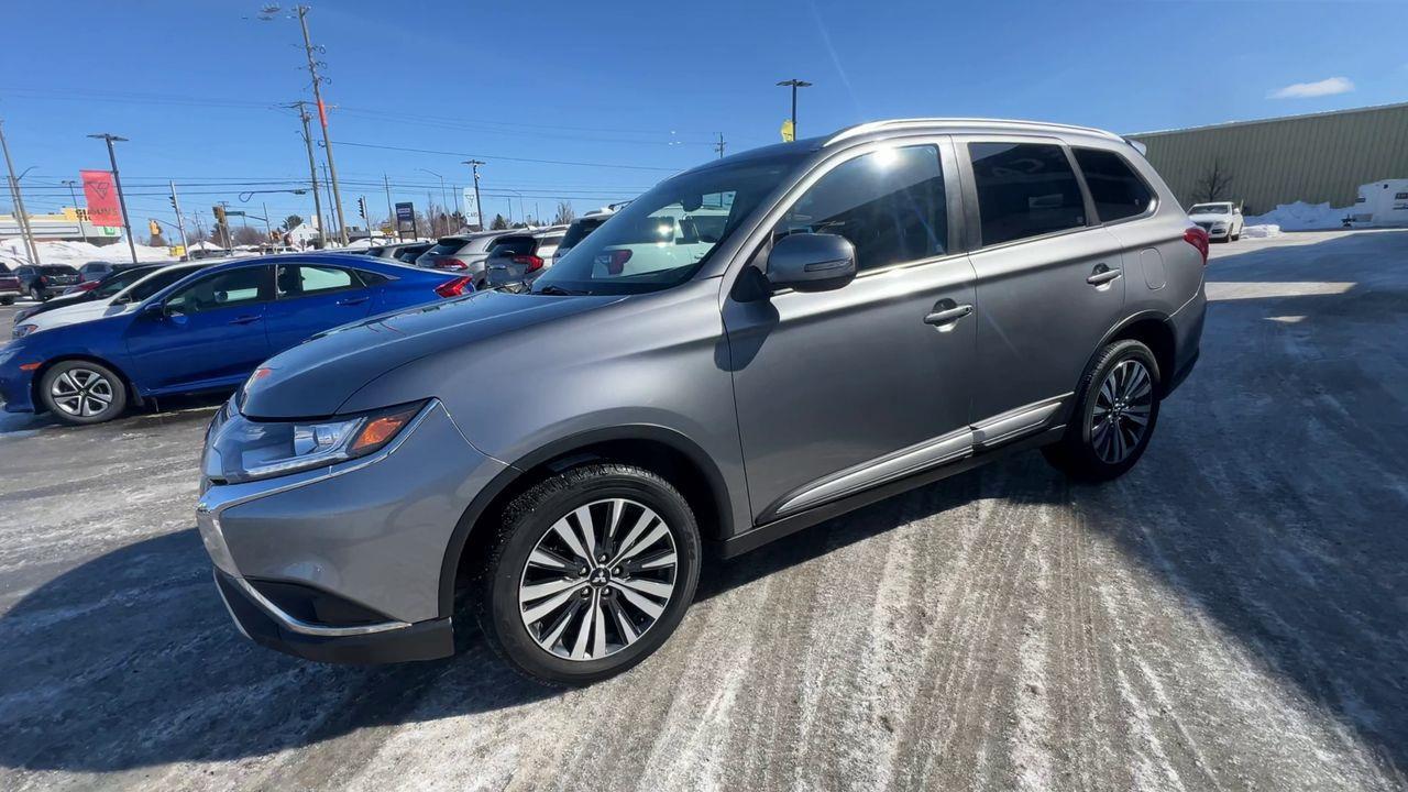 2020 Mitsubishi Outlander ES 4X4, MOONROOF, 6 PASSENGER, HEATED LEATHER SEATS, BACK UP CAMERA!! Photo3
