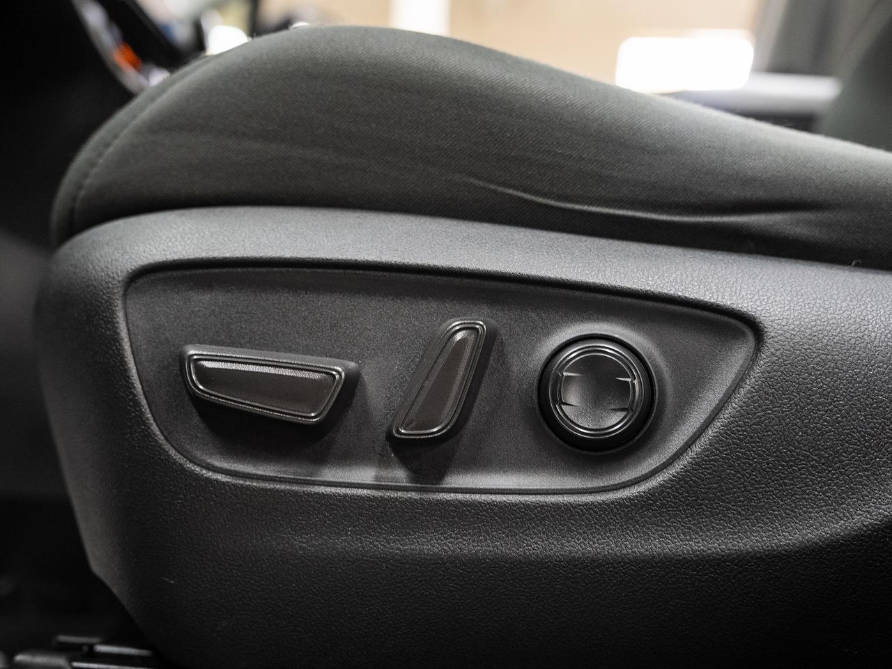 2022 Toyota RAV4 XLE AWD | Sunroof | Heated Seats | BSM | CarPlay