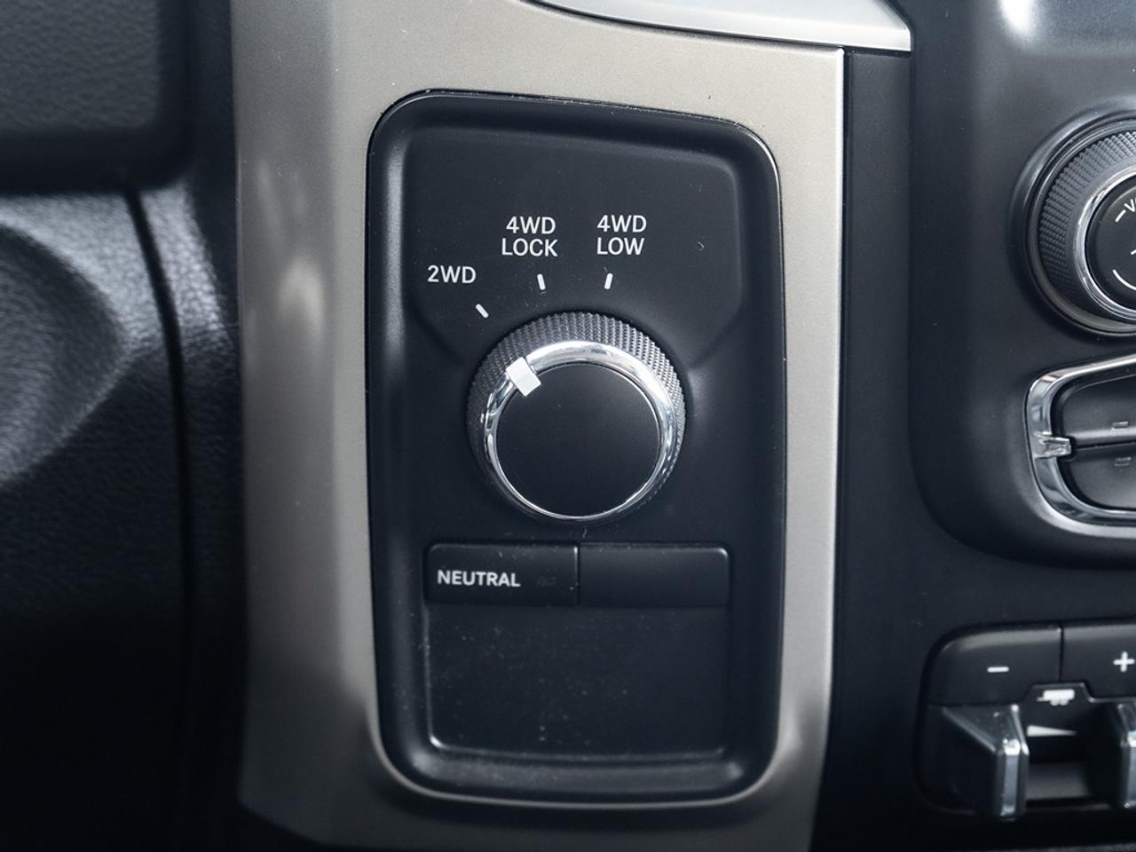 2015 RAM 3500 4WD Crew Cab SLT Dually Photo12
