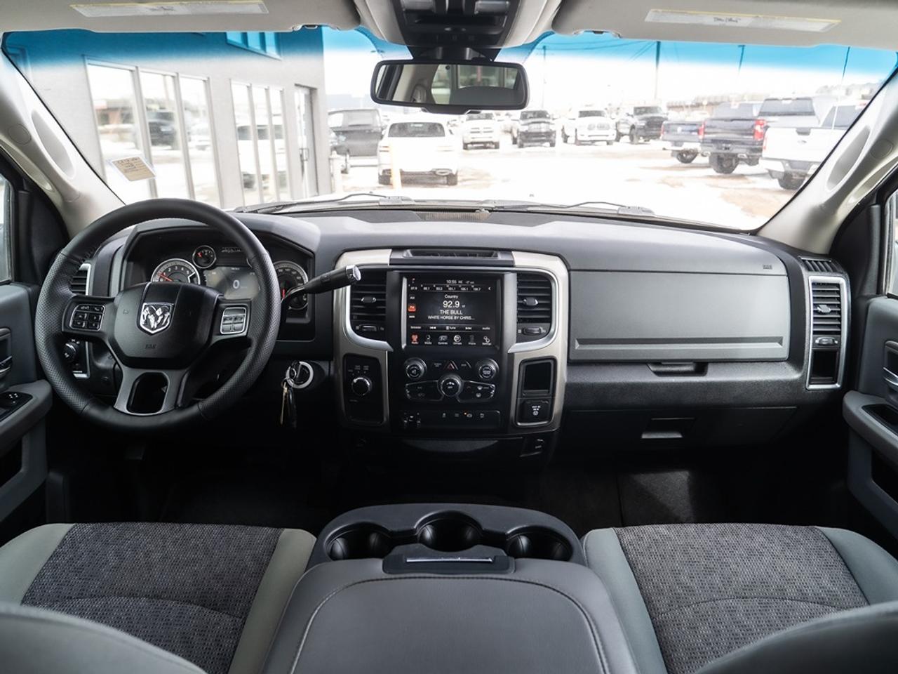 2015 RAM 3500 4WD Crew Cab SLT Dually Photo7